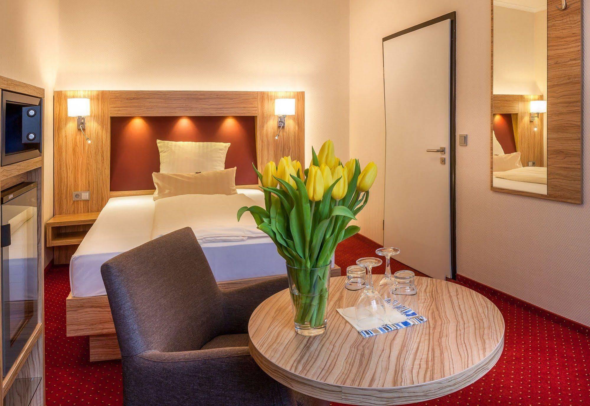 City Hotel Μπρέμερχαφεν Εξωτερικό φωτογραφία
